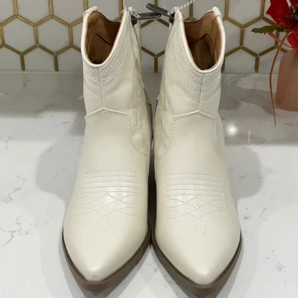 NWT Indigo rd cowboy boots Ivory ankle color Ivory size 7.5 - Picture 2 of 8